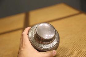 日本纯银茶叶罐
款识：生驹纯银
高11cm 直径10cm 重296克