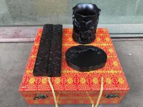 品名：荷花文房四宝
材质：黑檀
规格：镇尺：25x4x2.8 规格：砚台：14x10.5x2.5规格：笔筒：12.5x9 包装：锦盒
【特点】书韵——传承五千年的文化 文房宝物！礼品赠送长辈、老师、同事、亲戚、领导、孩子都是不错的选择噢