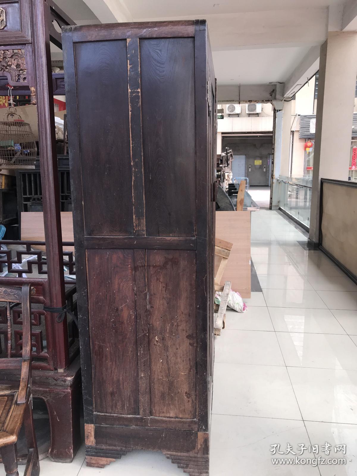 晚清民国苏工精雕榉木柜子尺寸138*57*192，包浆一流，品相完好，背部披麻挂灰，喜欢的[勾引][勾引][勾引]
