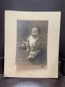 董筱鼎 约40年代 孩童老照片一张 照片卡纸下方含“董筱鼎”朱文印章 尺寸：14*20cm
董筱鼎(1922～1978)上海市人。中学时期，即酷爱美术，课余习画不息。后考入上海美术专科学校，曾自绘自拍了2部短小的动画片。1947年毕业后，任上海沪光中学美术教员。1952年进入上海联合电影制片厂，翌年转入上海科学教育电影制片厂。