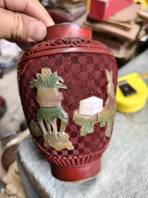 铜胎嵌宝剔红小瓶，品相好