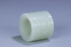 晚清 和田玉吉祥如意纹扳指。 规格:3.1*3.4*2.2cm 重47g