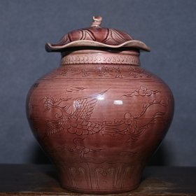 大明弘治年制红釉刻工缠枝莲凤凰纹荷叶盖罐。lxl 高度：18.5厘米 直径：15厘米
