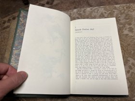 《弗洛斯河上的磨坊》 The Mill On The Floss乔治艾略特Eliot的经典小说，描绘了19世纪英国乡村生活的变迁与人物命运的纠葛。小说围绕弗洛斯河畔的磨坊，讲述了一对兄妹因社会阶层差异和爱情选择而渐行渐远，最终悲剧收场的故事。作品深刻反映了当时社会的阶级矛盾与人性复杂…富兰克林Franklin 出版社1/2真皮限量收藏版，早期无酸纸精品。