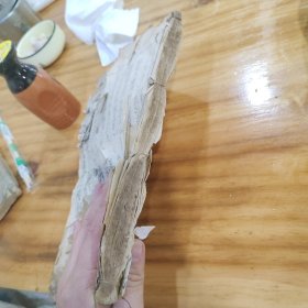 大六壬大全一厚册，明代万历刻本白棉纸，不避讳玄弘，卷十卷十一合售，大开本天头宏阔，里面有少量批注，惜残。品相如图，