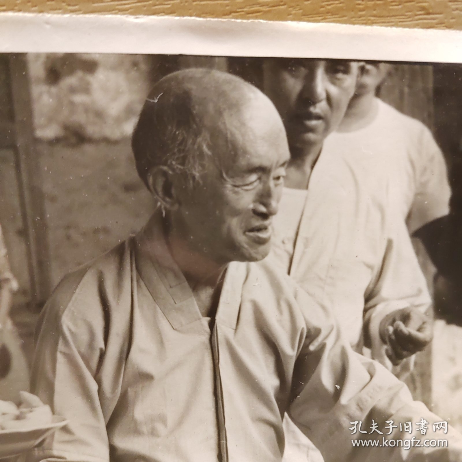 海灯法师原装近照，四川油江人，二指禅成名为全国政协。少林寺唯一不在寺方丈，同师生在兰山寺向慕名来访武术界人士介绍，动作应该为颁发证书，摄影师郑素或郑喜摄