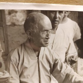 海灯法师原装近照,四川油江人,二指禅成名为全国政协。少林寺唯一不在寺方丈,同师生在兰山寺向慕名来访武术界人士介绍,动作应该为颁发证书,摄影师郑素或郑喜摄