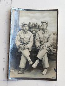 两中国人民解放军段老黑和贺文生着50式军装合影照片泛银边(常丕信相册)2455