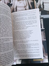 英国成人版哈利波特全集，整体很新，内页一看就没翻阅过，唯一遗憾盒体有点损坏，不影响啥，这套书哈迷放家里收藏倍有面子，全网少见版本，喜欢的书友看看！