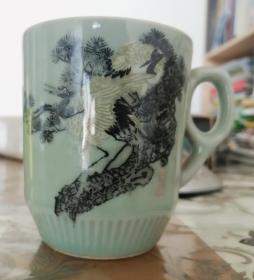 龙泉窑茶杯，松鹤延年图