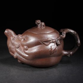 品名：佛手（高温窑变）
底款：蒋燕亭
尺寸：18/11cm
容量：500cc
紫砂分类：原矿底槽清
底款介绍：蒋燕亭，清末民初宜兴紫砂名工。号志臣，鸿臬，亦名彦亭、夔庭。江苏宜兴川埠潜洛村人。工治壶，尤擅仿作。二十世纪初在上海，为仿制陈鸣远作品主要人物之一。燕亭为当代名师蒋蓉伯父，蒋蓉曾随之学习仿制古代紫砂技艺，后由燕亭介绍蒋蓉至上海古董商虞仁恩处仿制紫砂古壶。燕亭技艺全面，所制质朴精工