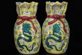 瓷器～雍正珐琅彩花卉龙纹布袋瓶一对
宽13厘米高23厘米
编号1600k515779