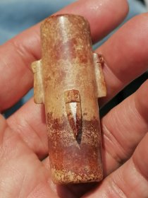 高古玉勒子梁处带蝉纹玉勒子！包浆浑厚沁蚀土咬风化自然熟旧一眼货！有裂痕满红沁越盘越漂亮！适合佩戴把玩！尺寸规格长5.6cm直径1.8cm！