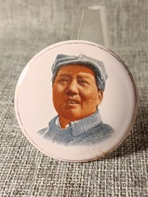 #23011508，毛主席纪念章，搪瓷材质，正面图案毛泽东正面头像，背济南搪瓷厂革命委员会敬制，直径约5CM，品如图。