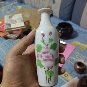 清代手绘牡丹观音瓶