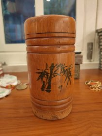 竹制胡玉美罐子一个 盖子有道裂纹 里面很新 高约7公分 直径约9公分