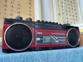 精品收录机（与日本山水收录机SANSUI SCR-B2同款，不知是不是同一生产线，两款均为中国制造），复古收录机，录音机磁带机复古卡带收音机，磁带播放器，怀旧收藏。应该为出口产品，220伏电源或4节干电池供电，正常使用。音色优美，造型精美，支持收音、磁带、U盘、SD卡、蓝牙播放，适合书房、卧室、办公室装饰及音乐播放。（特殊藏品，看清再下单，不退）