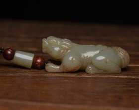 和田玉兽 规格: 5.8×2.6×2.1厘米，重 46克。 玉质温润细腻，沁色自然，刀功老道，皮壳包浆一流，雕刻生动，线条流畅，品相完美！