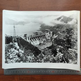 超大尺寸：1960年，我国自行设计施工安装的第一座大型水电站----浙江新安江水电站，雄伟壮丽的拦水大坝