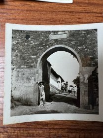 美女老照片9张，在烟雨楼前 ，公园里等