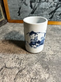 现代，婴戏笔筒一只。