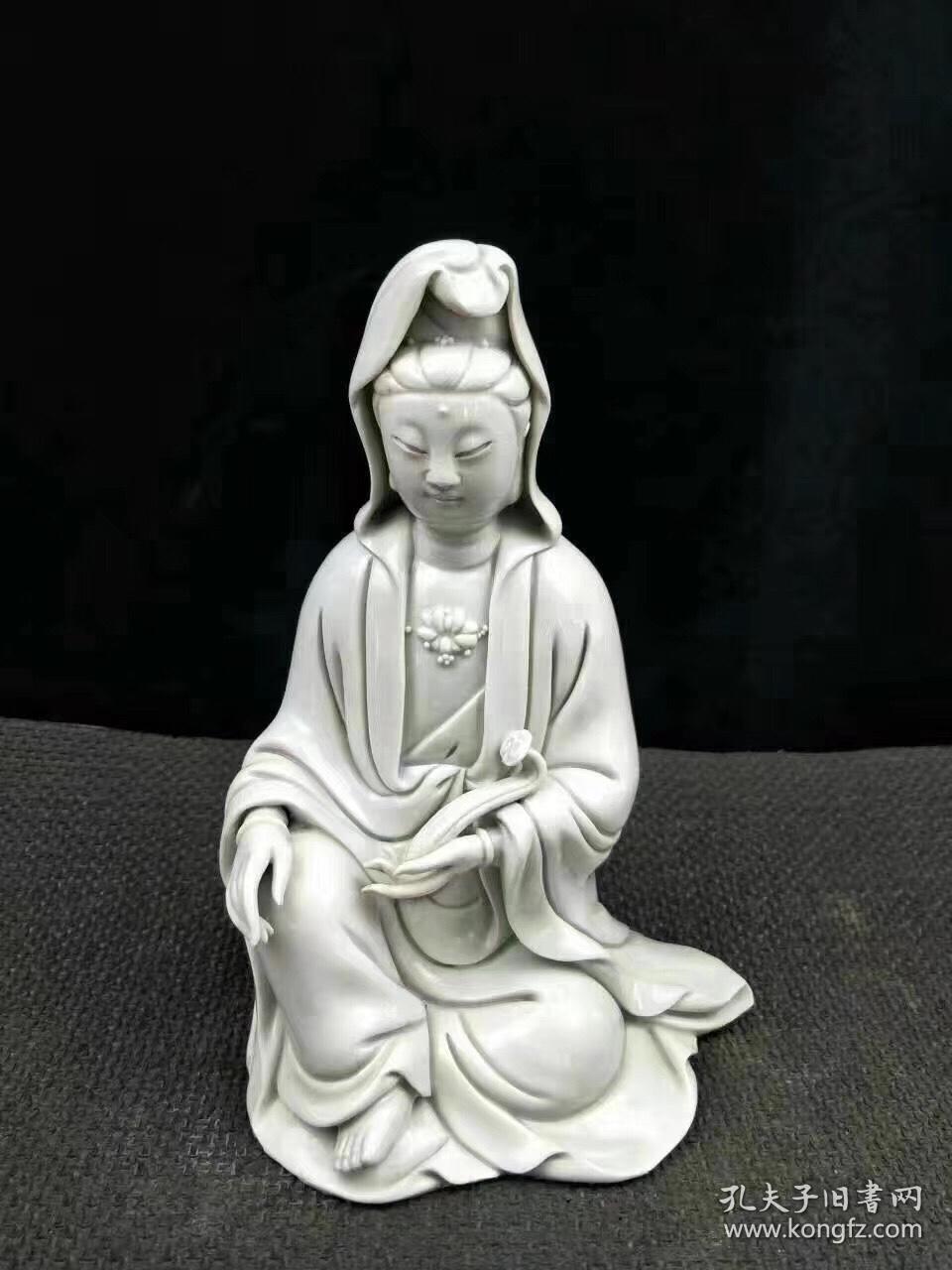 明代德化瓷菩萨一尊，精工雕塑而成，神态自然安详，形象逼真栩栩如生！色彩纯正细腻温润如玉！品相一流！