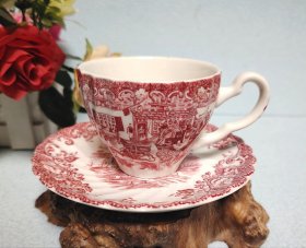 英国中古vintage杰森兄弟johnson bros 咖啡杯， 红茶杯 。产地英格兰 。年代久远 ，极为稀有 ，值得收藏。杯口径7厘米，高5.5厘米。碟直径11.5厘米，高1厘米。 中古品，难免有岁月痕迹，釉面有轻微开片，在中古品理解范围内。极度完美主义者慎拍。