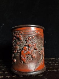 竹雕笔筒，高16厘米，宽15.5厘米，竹雕诗文笔筒
