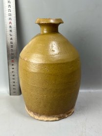 宋元时期茶末釉瓶，完整的，就是口沿和底足磕碰比较多，釉水还算不错，大开门，喜欢的来。