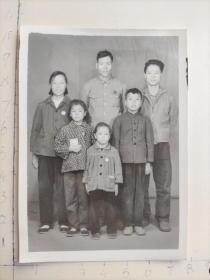 1969年彭国珍一家六口佩戴毛主席像章合影照片(彭国珍相册，彭国珍，50年代初毕业于西北大学，后奉献在会泽某矿山(厂))