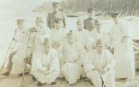 三四十年代 姬路卫戍病院看护兵与伤兵在河边合影照一枚