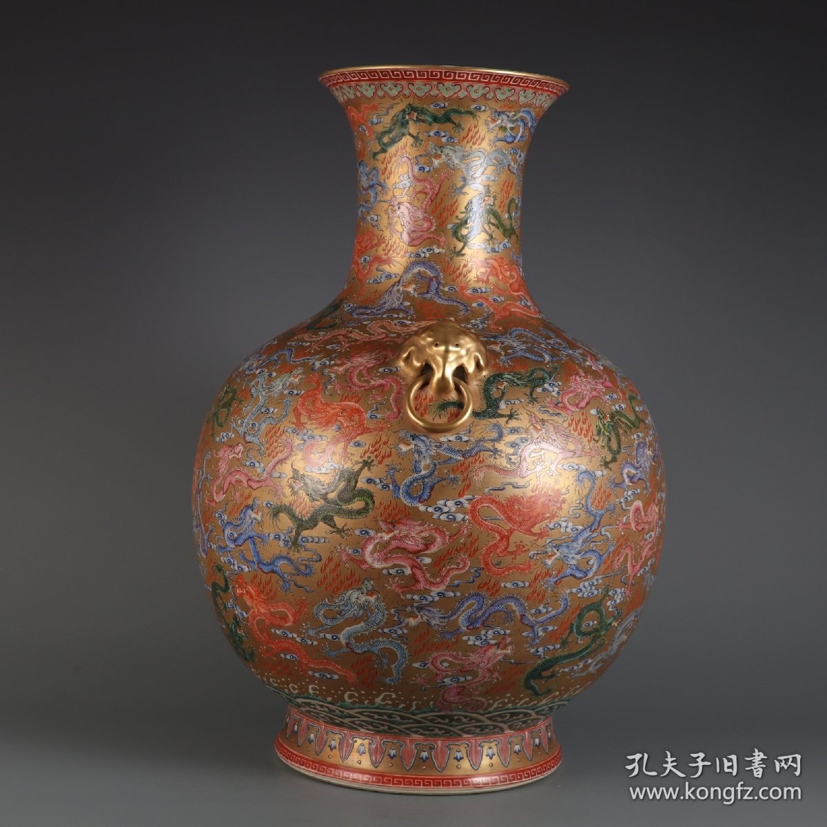 清乾隆年制金地粉彩百龙纹兽耳尊
