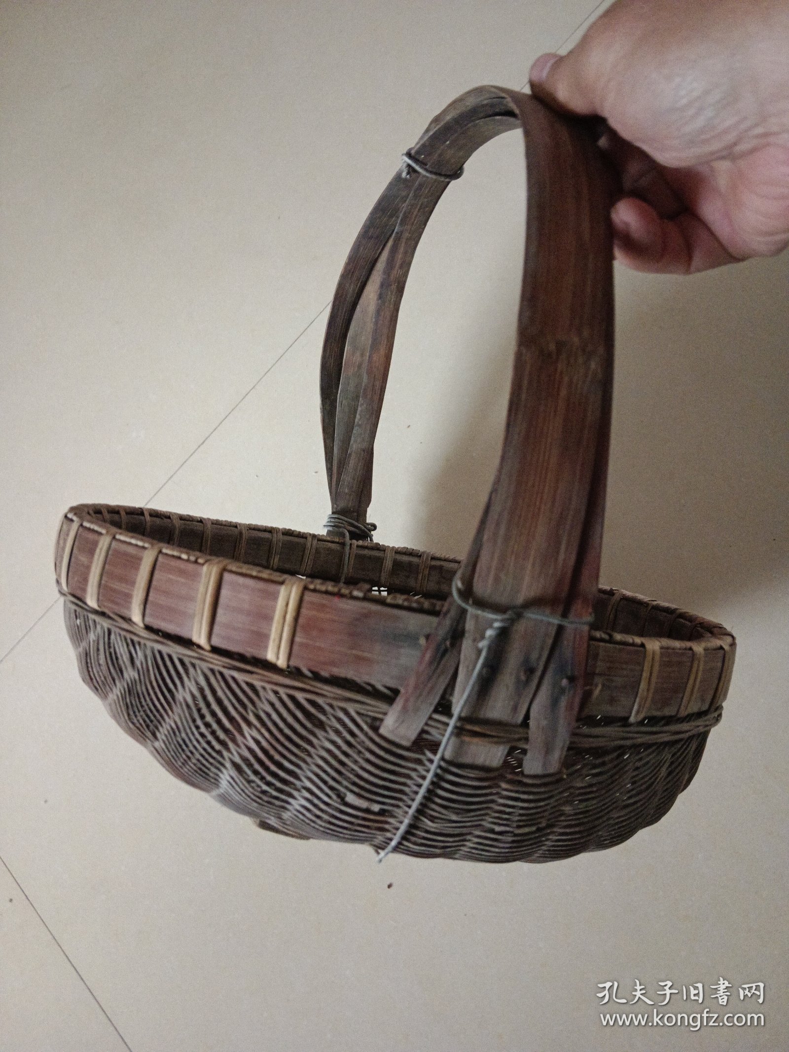 手工藤编小篓 有铁丝固定 其他边沿局部有缺断见图十箭头处