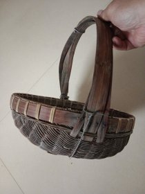 手工藤编小篓 有铁丝固定 其他边沿局部有缺断见图十箭头处