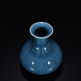 瓷器 清乾隆霁蓝釉刻花果纹玉壶春瓶（回流瓷） 高21厘米 宽17厘米