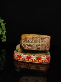 旧藏珍品，寿山石极品枇杷黄田黄印章摆件
大清著名雕刻家【徐三庚】之藏品
取材上乘寿山枇杷黄田黄石，色泽温润如玉，机理细腻油润，质地纯净通透，工艺精湛一流，祥龙威武霸气，栩栩如生，包浆醇厚自然，实属收藏观赏珍品。
【品名】龙凤呈祥
【尺寸】高7✘宽7.5
【重量】400克