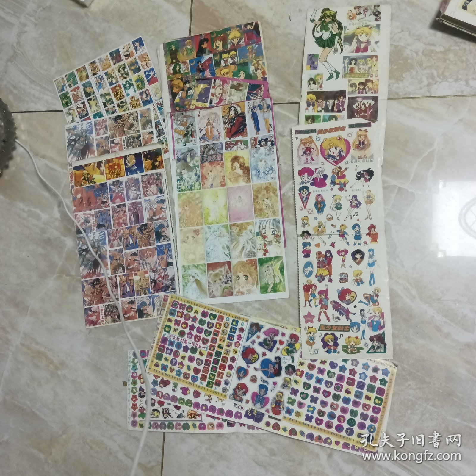 【80 90后记忆】80 90年代，不干胶，老贴纸，《圣斗士星矢》5张，卡通2张，《天使花园》1张。香港梦幻贴纸：《美少女战士》2张。大红灯笼-花花豆4张。14张合售