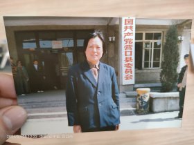 彩色照片。80年代中国共产党营口县委员会门口一位大姐