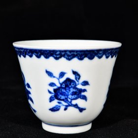 大清乾隆年制松柴烧青花折枝果寿桃纹酒杯茶杯 高6.5径8厘米1