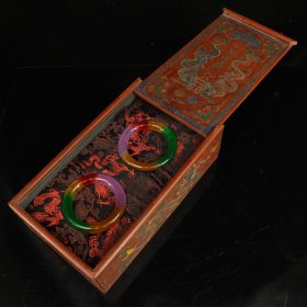 珍藏珍藏清代宫廷御用极品翡翠手镯一对 配老漆器盒一个 一套重894克 手镯一对重161克 内径6.0厘米