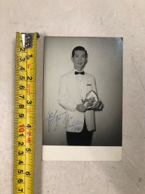1962年香港著名粤曲名唱家钟云山亲笔签名黑白银盐老照片 (尺寸 ; 14*9cm) 该照片背面盖有三宝洞附设摄影部怡保毛兵路四条石蓝色印章