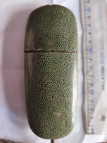清代鱼皮眼镜盒。