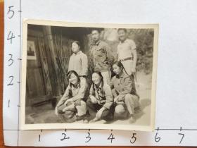 60年代粗辫子美女和帅哥知青下乡人人佩戴毛主席像章合影照片“我们的“家”，有主席像的就是我住的房间”