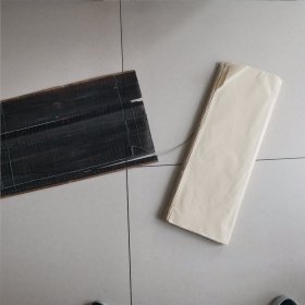 真正手工老竹纸一刀，纸张薄韧 拉力强！买来时有手工捞纸竹帘一张，上有村名人名（非卖品），可以证明此纸为纯手工，有几十年历史了。写字或古籍修复都很好。