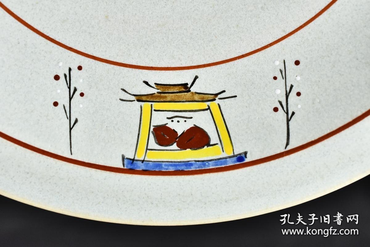 奈良絵 大盐昭山作 《日本赤肤烧传统工艺陶瓷器》饰皿原盒一件 未使用 开片 样式精美 背面有款 尺寸：26.5*26.5*4.5cm 赤肤烧是指以奈良县奈良市赤肤町为中心的西京丘陵一带窑厂生产的陶器。绘图以御伽草子等庶民题材为主。顺丰快递，邮费贵点。