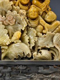 【寿山石】四大印章石之首“寿山石”满工雕刻“多子多财”人物纹摆件。 整体纯手工满工雕刻，刻画人物形象细腻，赋予动感，其画面饱满，关系紧密，排列有序，工艺精湛一流。寿山石晶莹脂润，色彩斑斓，色界分明，呈色稳定，发色自然，美不胜收。其入手湿润、细腻，手感极佳，压手十足，配合寿山石本身天然的色彩，后天艺术的巧琢，呈现之图中成品美轮美奂之效果，实乃艺术品寿山石之瑰宝一件！