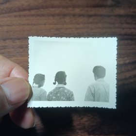 老照片–三个人的背影（两女一男）