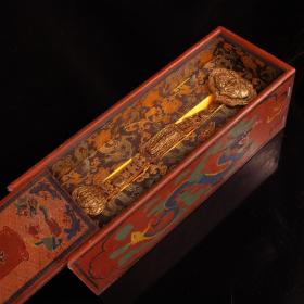 珍藏清代皇宫珍藏顶级工匠纯手工打造鎏金如意一个
配老漆器盒一个   品相完好   做工精细  一套重2040克