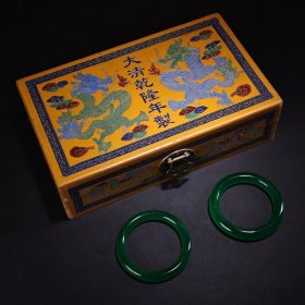 珍品旧藏罕见宫廷御藏高冰阳绿翡翠玉手镯一盒 保存完好 配老漆器盒 手镯单只重60克左右 内径5.8厘米
