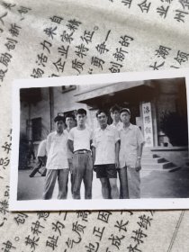 六七十年代洛阳饭店门前合影老照片